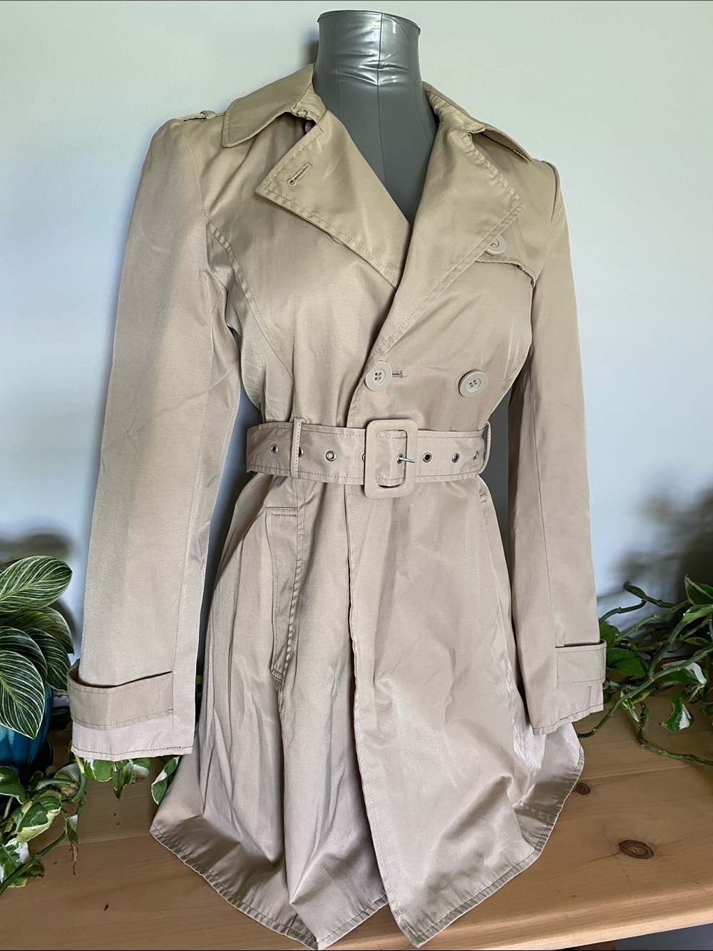 Kenneth Cole trench coat, khaki, small